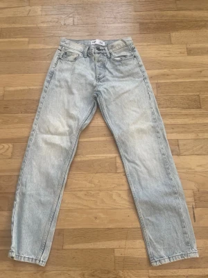 Ljusblå loose fit jeans från FSBN - Säljer ett par ljusblå loose fit jeans från FSBN. Jeansen har klassisk femficksdesign, raka ben och hög midja. Perfekta för en avslappnad och trendig look. Tillverkade i bomull för skön känsla hela dagen.