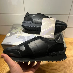 Valentino rockrunners - Tja, säljer dessa valentino rockrunners, perfekt nu till vintern ❄️⛄️  De är helt nya och har aldrig varit använda. Allt og ingår! Har du någon fundering är det bara att fråga! ✅
