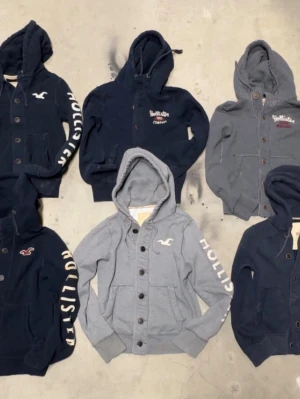 Vintage Hollister hoodies och cardigans  - Säljer flertal vintage Hollister hoodies och cardigans samt ett par Abercrombie! Alla dessa på bilderna är tillgängliga och går att hitta individuellt med flera bilder på min page! Det är bara att skriva om intresserad om någon av de eller undrande om pris, storlek etc!🙌 OBS: man får inte alla hoodies på bilderna för priset på annonsen!!!