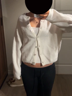 Stickad kofta - Säljer min vita stickade kofta från Gina. Koftan har använts en hel del, men har blivit väl omhändertagen och är i bra skick❤️