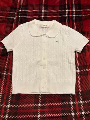 Vit topp - Passformen sitter som en XS, helt ny, oanvänd. (Köpt i Thailand) Köpt för 700bath vilket motsvarar ca 200kr. Så jag säljer denna för samma pris då den är helt oanvänd och har ett superbra skick.