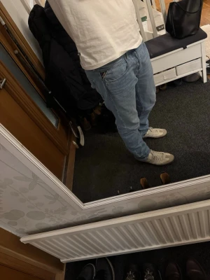 Replay jeans grover - Blåa Replay jeans. Storlek: waist 32 och length 34. Modell: Replay grover. Fint skick. ✌️