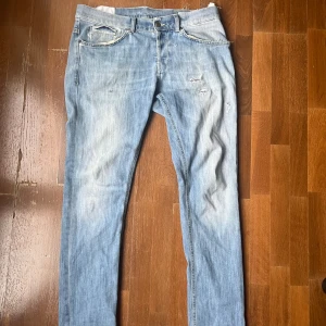 Dondup George  - Säljer dessa Dondup George jeansen som är as snygga. De har slitningar som detaljer men även några hål som har kommit pga användning. Hör av er vid frågor och funderingar.🤝