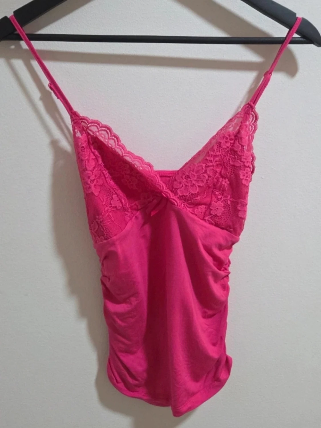 Snyggt v ringat linne med spets & reglerbara band Stl M