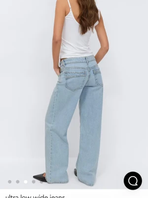 Ljusblå raka jeans från Perfect Jeans - Säljer ett par ljusblå jeans från Gina Tricot i storlek 38. De har rak/baggy passform. höftbredd är ca44cm och längden är ca 95cm från höften och ner