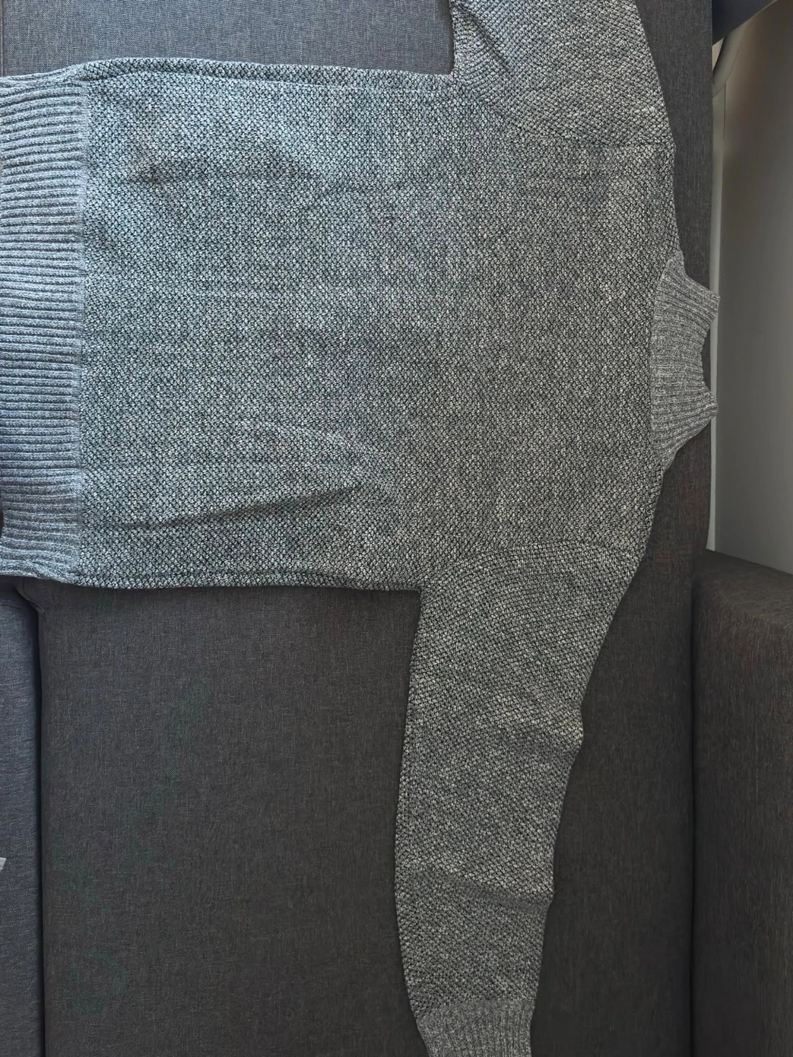 Grå stickad ziptröja med fickor - 1