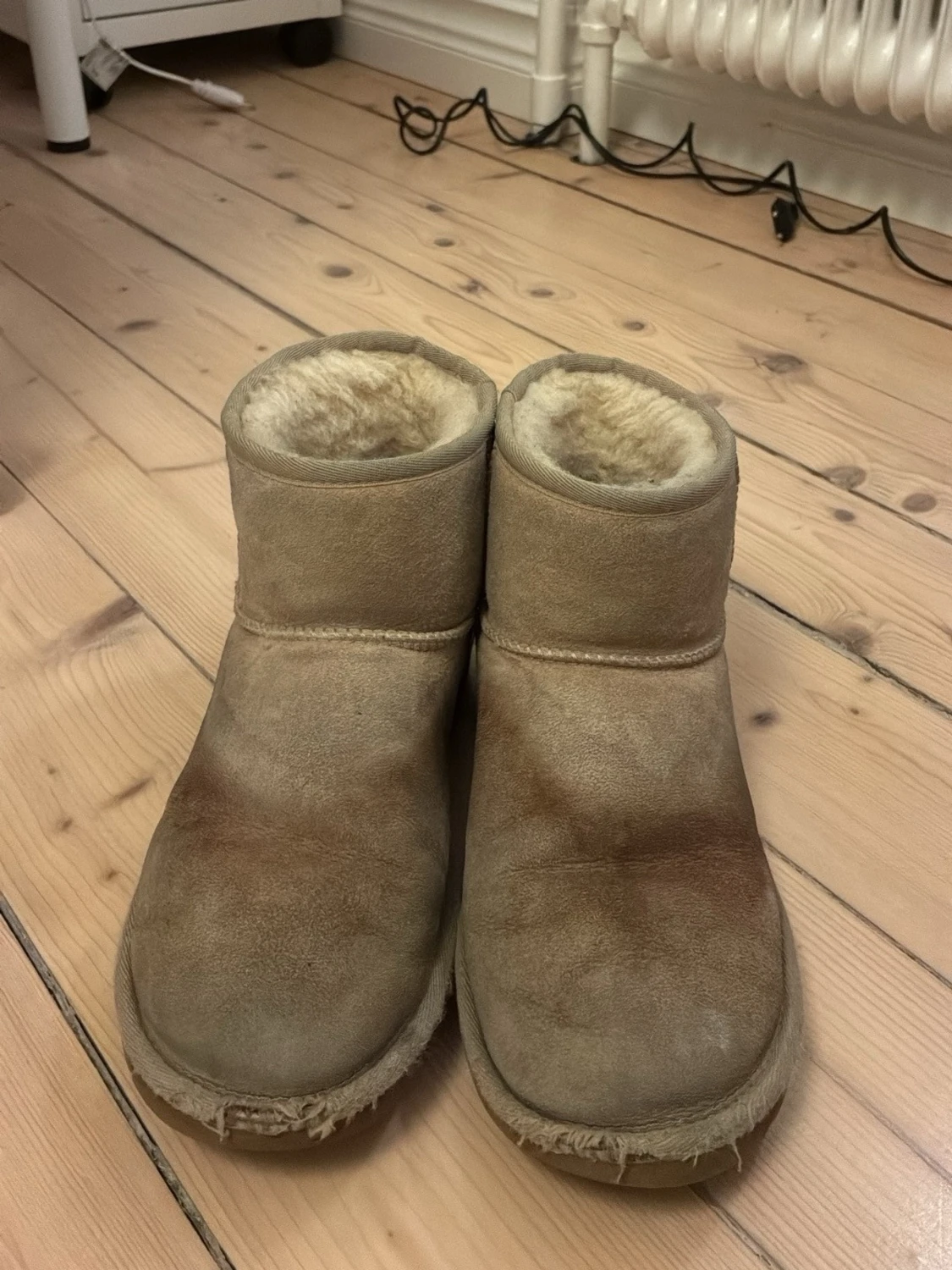 Beige fårskinnstofflor från UGG