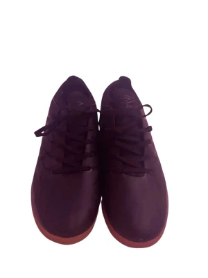 Svarta Umbro skor - Säljer ett par svarta sköna skorfrån Umbro med låg profil och snörning. Skorna fungerar som inneskor och vardagskor. 