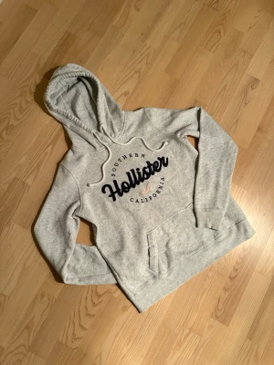 Hollister hoodie  - Riktigt fet Hollister hoodie i storlek S. Den har inga skavanker eller liknande och vid frågor är det bara att fråga😄💛