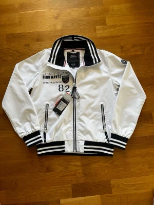 Vit vindjacka från Five Seasons - Snygg vit vindjacka från Five Seasons. Den är helt ny och aldrig använt och priset kan diskuteras. 