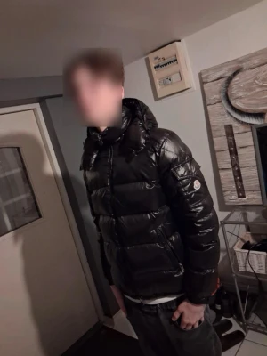 Moncler Jacka storlek M  - Moncler jacka storlek M passar S också. Inga skador eller defekter har tag kvar aldrig använd endast testad skickas inom 12h