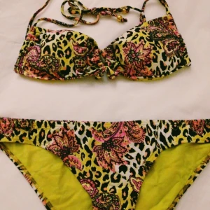 NY & OANVÄND Snygg flerfärgad mönstrad bikini. Storlek: 36/SMALL. Felfri. - NY & OANVÄND ovanlig färgglad snygg mönstrad bikini. Färgerna är bland annat: Svart, limegrön/neongul, neonrosa. Storlek: 36/SMALL. Helt felfri.