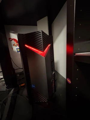 Acer Nitro 50 gamingdator svart - Säljer en svart Acer Nitro 50 stationär gamingdator med cool röd LED-belysning och hexagonmönster på sidan. Chassit är gjort av metall och plast, och har märkningar för Intel Core, WiFi och DTS:X. Perfekt för gaming och streaming.