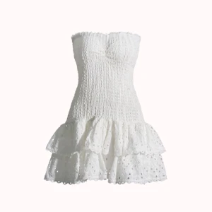 Vit klänning med volang  - Vit miniklänning ifrån designbyamor i storlek s. Som helt ny endast testad!🤍🐚