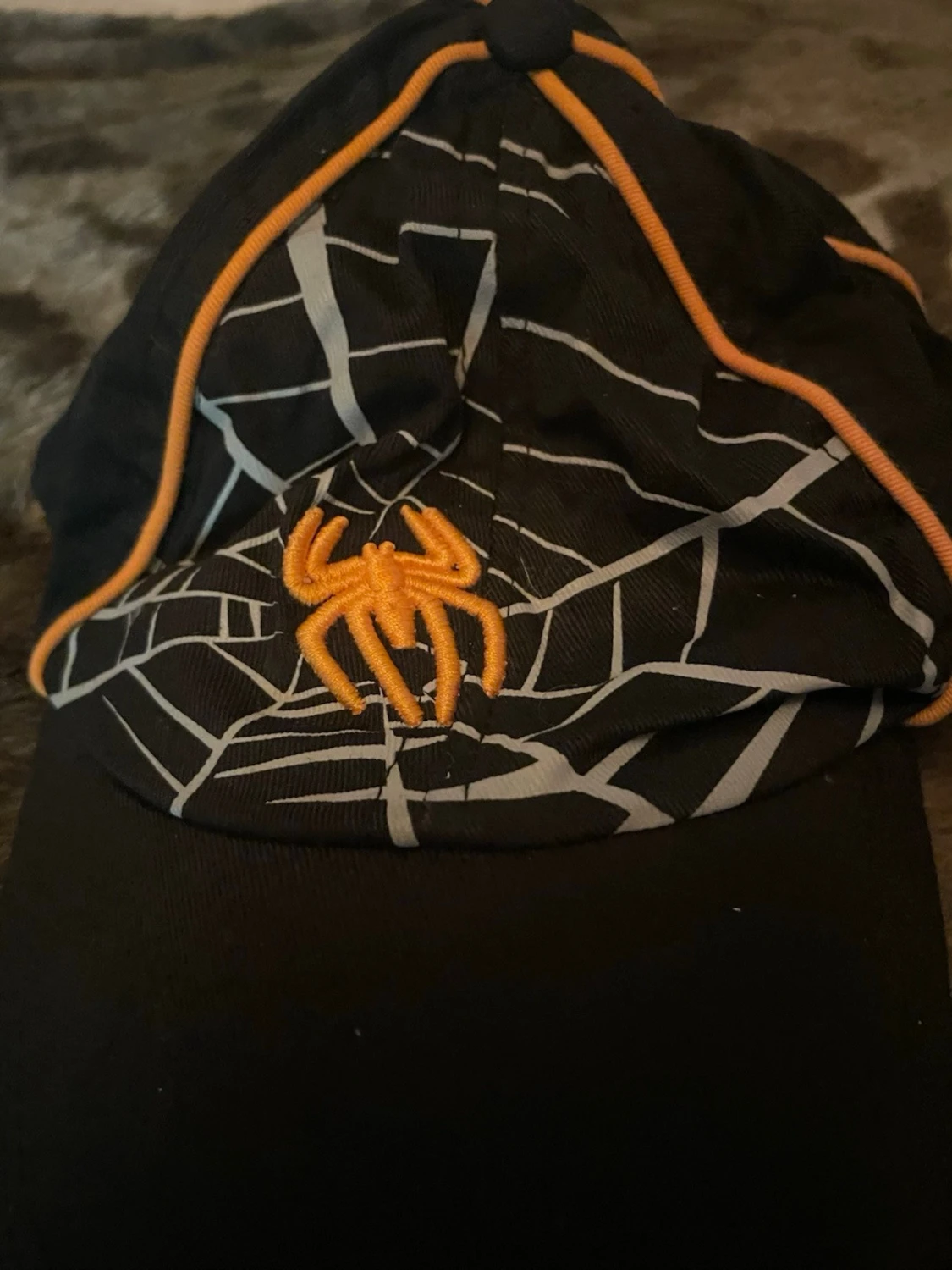 Svart keps med spindelmotiv - 1