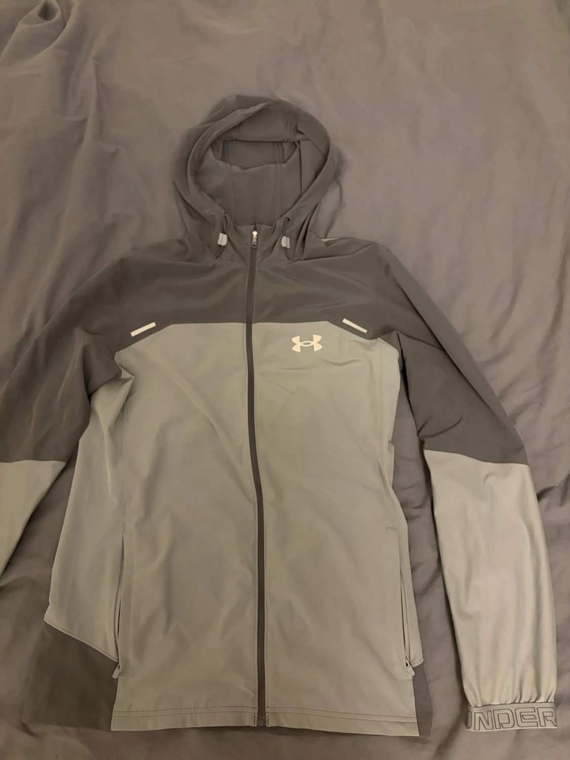 Grå vindjacka från Under Armour
