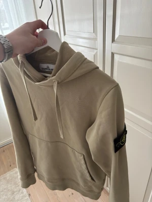  Stone Island hoddie  - Säljer denna feta stone Island tröjan, den är i fint skick och kommer i en ovanlig ljusgrön färg, Storlek S. Vid frågor är det bara att höra av sig