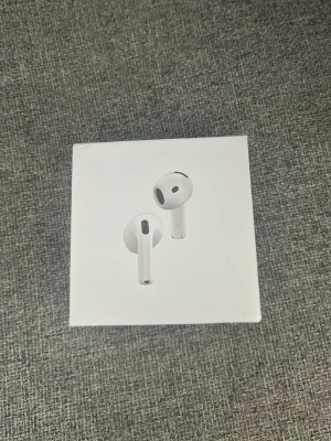 Apple AirPods 3 trådlösa hörlurar - Säljer ett par Apple AirPods 3 i vitt. Trådlösa in-ear hörlurar med stilren och minimalistisk design. Kommer i originalförpackning och är tillverkade i plast med en slät finish. Perfekta för musik, poddar och samtal.