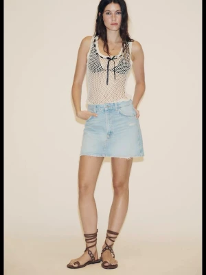 Ljusblå jeanskjol i klassisk modell - Snygg ljusblå jeanskjol med kant nertill. Kjolen har en rak passform och stängs med knapp och dragkedja framtill. Perfekt för en avslappnad och trendig look. Aldrig använd och prislappen är kvar.