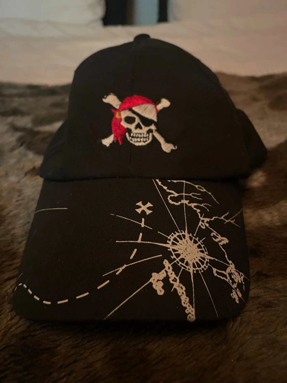 Svart keps med piratmotiv - 1