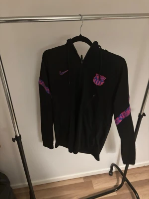 Svart FC Barcelona hoodie Nike - Säljer en svart Barca zip hoddie stl L nypris 1299 finns kvitto köpt på unisport