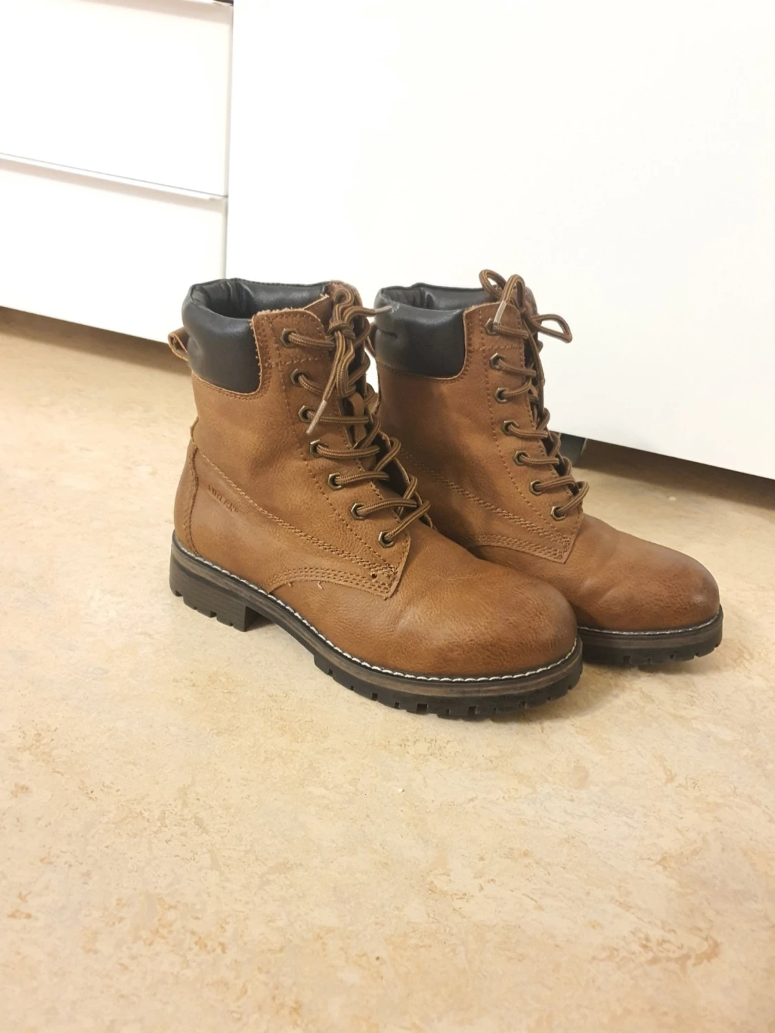 Bruna snörade kängor med svart detalj - 1