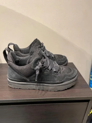 Svarta UGG sneakers i mesh och mocka - Säljer ett par svarta UGG lowmel i storlek 42 då jag är sugen på nå nya skor. Priset går att diskutera