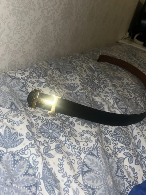 H- bälte - Hej jag säljer ett svart bälte med H-trycket som är guld på pga inte stor användning till mig. Pris kan diskuteras .