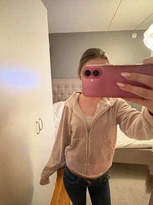 Juicy hoodie - Säljer en beige hoodie med dragkedja och huva. Den har några små defekter på huvan men som knappt syns🥰