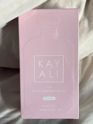 Kayali parfym Yum Boujee Marshmallow 81 - Luktar jätte gott men fick två likadana i födelsedagspresent så säljer den ena 💜 100ml (den största storleken). Oöppnad. 