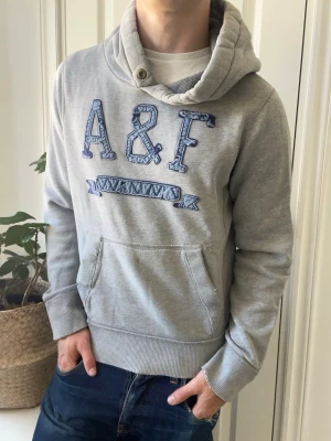 Abercrombie and fitch hoodie  - Abercrombie and fitch hoodie, Inga defekter! Modellen i bilderna är 180 cm 75 kg och bär Storlek M , Kom med frågor! 🌟 (Kan gå ned i pris vid köp av paket 😉) 