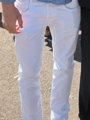 Replay jeans  - Säljer nu mina vita Replay jeans, det är modell anbass slim fit och är storlek, 31/32 men sitter nog mer som 30/32, Riktigt sköna byxor till sommaren😃 hör av er vid frågor! Priset är inte hugget i sten! Mvh Alex! 