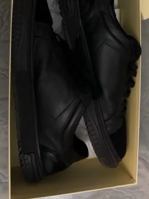 Axel Arigato sneakers - Jag säljer dessa grymma Axel Arigato Atlas sneakers, hel svarta i premium kalvläder och mocka!   Handgjorda i Portugal med minimalistisk design, för extra stil och komfort.