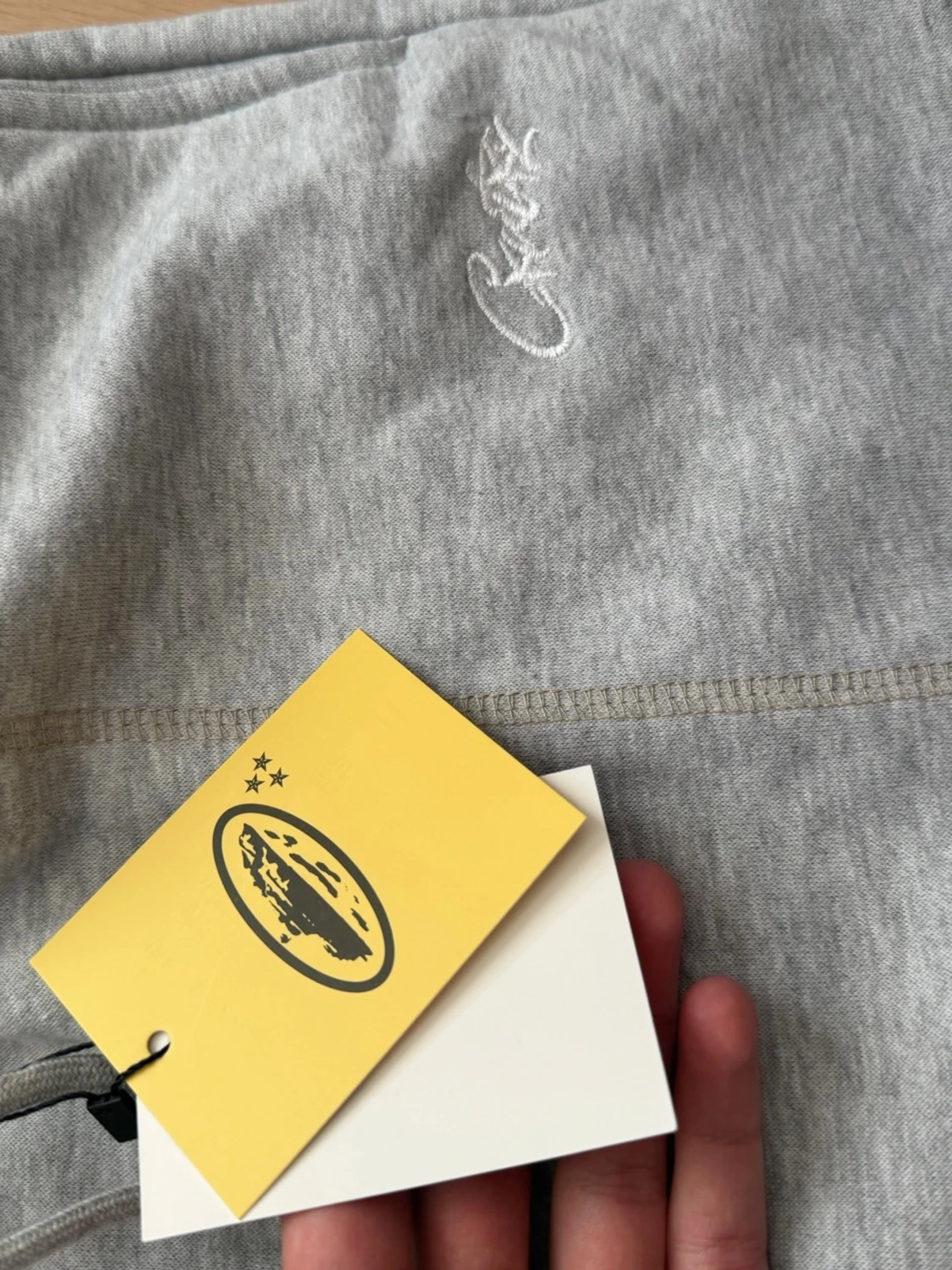 Grå sweatshorts från Corteiz - 2