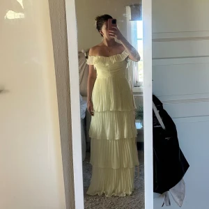 Ljusgul offshoulder balklänning - Ljusgul långklänning med offshoulder och volangdetaljer. Kommer från lulus och har prislappen och allt kvar, skickas i samma paket det kom i☺️💓💓