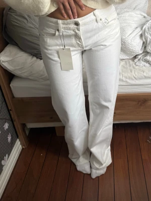 Zara jeans - Populära jeans från Zara med raka ben! Aldrig använda då stilen ej passade mig som jag hade tänkt. Storlek 38 men passar mig som vanligtvis har 36❤️