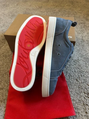Christian Louboutin skor  - Tja säljer nu helt nya loubs som är riktigt snygga i sin blå vita färg, aldrig använda i skorlek 44.                       Hör av er vid frågor!