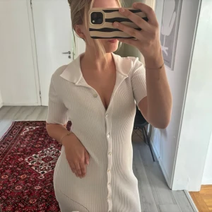 Superfin klänning  - Superfin vit klänning från Zara. Den har en liten rosa fläck, se bild, som var på dne när jag fick hem den. Men utöver det så är den i toppenskick🌸🤗