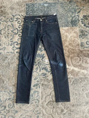 Apc jeans  - Säljer dessa feta jeans från apc i denim som är riktigt feta. Storlek 30/32. Måtten är 📐längd= 105 cm, midja=40,5. Benöpnning=30 cm, lår =22 cm. Skriv privat om mer frågor osv😃😃