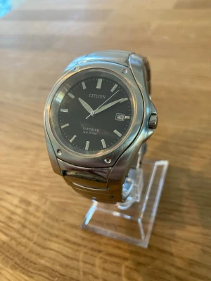 1980 Citizen Marinaut Sapphire 38mm Herrur - Säljers en ovanlig dykarinspirerad vintage herrklocka från japanska Citizen i nyskick enligt bilder. Inga repor! Fungerar utmärkt, originalarmband i rostfritt stål, datumvisare, mineralglas, japanskt urverk, vattentät till 100 meter, safirglas som inte repar, självlysande osv. Har  fungerande batteri!   Nypris: < 2000 SEK Mitt pris: 789 SEK  Skickas snabbt och spårbart. Skriv vid frågor och se gärna mina andra annonser!