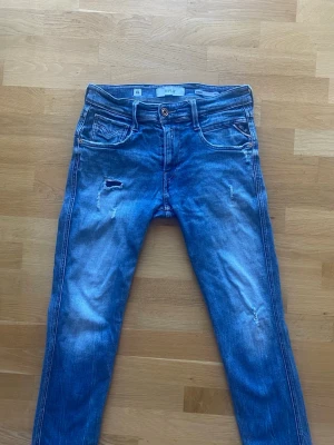 Replay Anbass Jeans - Säljer ett par blå anbass från Replay med snygga slitningar. Storlek 30x32. Dem är i mycket bra skick och passar till allting, perfekt nu mot våren och sommaren. Det är bara att fråga ifall du undrar över något!💫🙌🏻