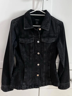 Figursydd jeansjacka - Använd endast någon gång, säljer då det inte kommer till användning🤍 