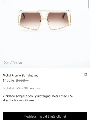 Guldfärgade solglasögon Filippa K - Snygga solglasögon från Filippa K med vinklad design och guldfärgad metallbåge. Glasen är ombréfärgade och ger ett modernt uttryck. Perfekta för dig som vill sticka ut med en cool accessoar i sommar.