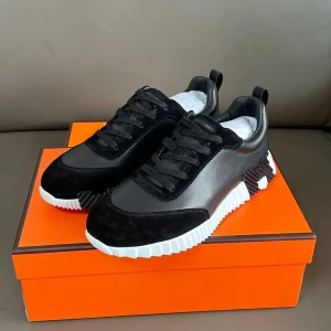 H bouncer sneaker - Ett par stilrena sneakers i högsta kvaliten skorna kommer med låda och vita snören!