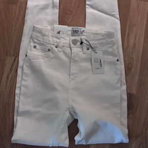 Vita jeans från 157 - Snygga vita  jeans från 157. Med prislapp. Ordpris 200kr