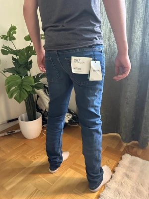 Only & Sons Jeans - Säljer mina oanvända, stilrena Only & Sons jeans med stretch då dom inte passa mig. Han på bilden är 178 och väger 76kg, Skick 10/10, regular fit, W28 L30. Hör av er vid frågor och funderingar, säljes billigt!🗽