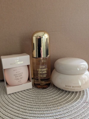 Coconut Escape set från H&M - Set med handkräm, body mist och body butter i doften Coconut Escape med tropisk doft av kokos, vanilj och ylang ylang. Produkterna är veganska. Handkrämen är i förpackningen, 50 ml. Body misten är endast testad 1 gång, 100 ml. Body butter är endast öppnad och luktad på. 