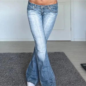 Jeans - Midjemått: 38cm rakt över, innerbenslängd: 83cm 💗