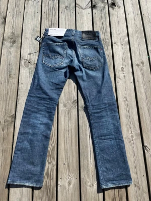 Replay jeans  - Tjena! Säljer mina helt nya replay jeans med taggsen kvar. De är i modellen waitom och har en straight leg fit. Storleken är waist 28 och längd 30. Kvitto finns. Priset är inte hugget i sten, skriv om det finns några frågor eller funderingar 🥂🍾