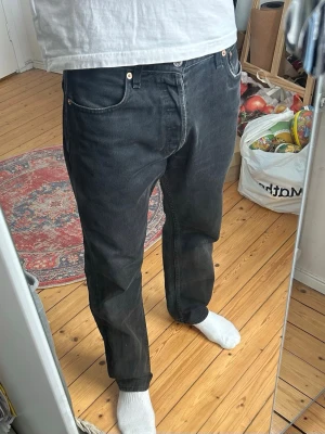 Levis jeans  - Säljer nu dessa snygga levis jeans i strl 33/30. Finns gräsfläck (sista bilden) på högre benet, annars bra skick